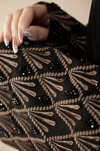 عباية اسود بتطريز نحاسي