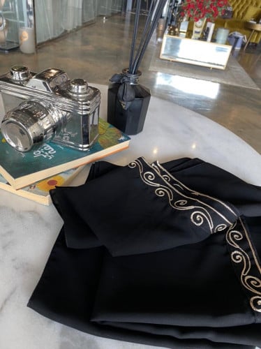 طرحة اسود بتطريز ذهبي