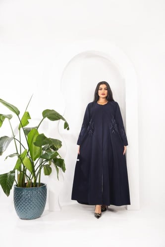 ‏ ‎‏‎‏‎عباية كريب كحلي بتطريز ناعم