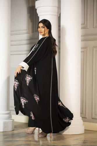 عباية اسود بتطريز وردي