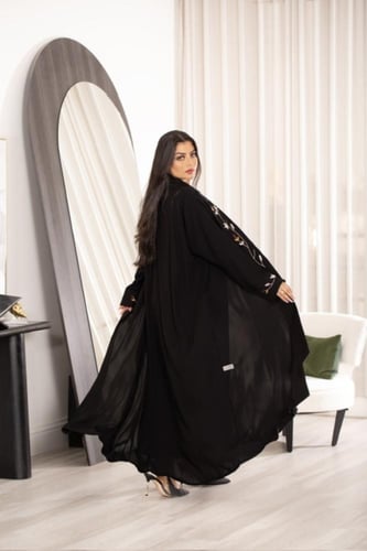 عباية اسود بتطريز أنيق