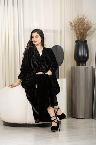 عباية بشت مخمل بتطريز اسود