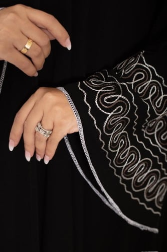 عباية اسود كلوش بتطريز ابيض واكمام واسعه