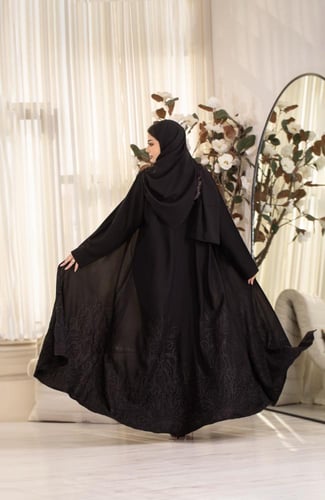 عباية كريب ملكي بتطريز اسود