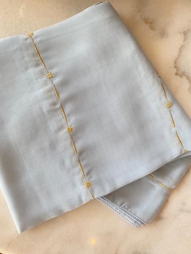 طرحة شيفون سماوي بتطريز ذهبي