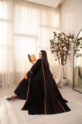 عباية نص كلوش اسود مع كموني