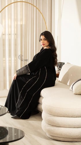 عباية كريب بأكمام مطرزة