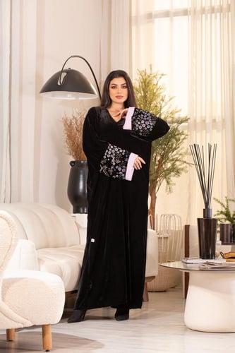 عباية مخمل اسود باكمام مطرزه بالموف الفاتح