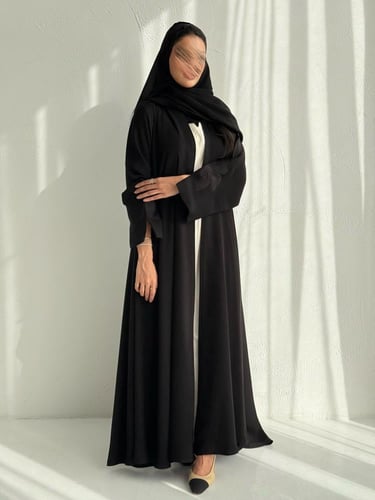 عباية دبل كلوش بتطريز ورد اسود على الأكمام