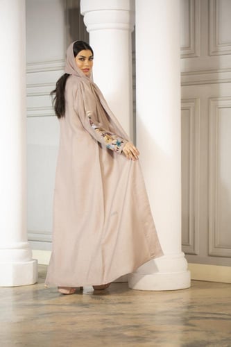 عباية وردي بتطريز ورد