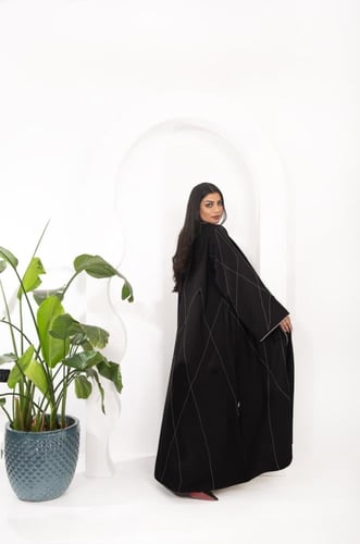 ‏‎‏‎عباية كريب اسود بتخطيط ابيض