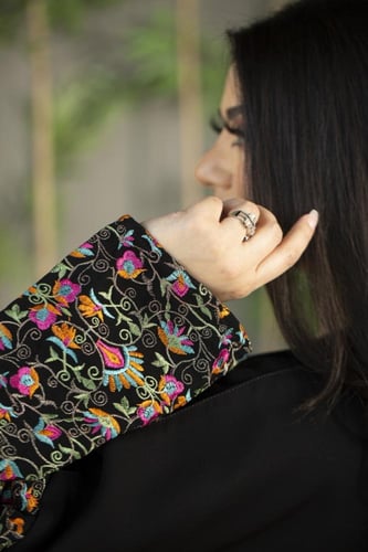 ‎عباية اسود باكمام مطرزه بالالوان