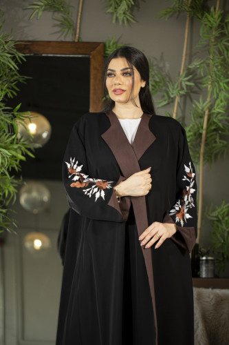 عباية اسود بتطريز ابيض وبني