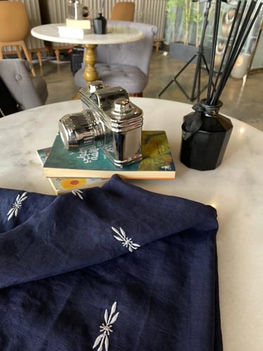 طرحة كحلية بتطريز ابيض