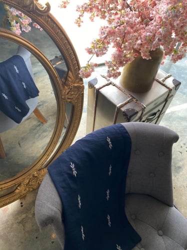 طرحة كحلية بتطريز ابيض