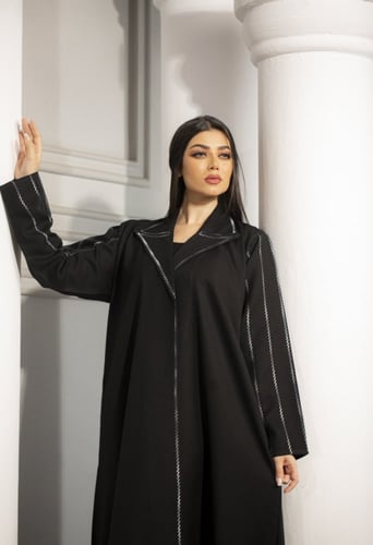 عباية اسود بكسرات ناعمة