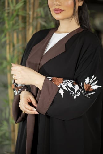 عباية اسود بتطريز ابيض وبني