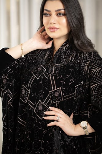 عباية بشت مخمل بتطريز نحاسي