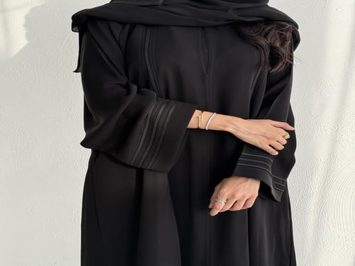 عباية نص كلوش مع قيطان اسود وكم واسع