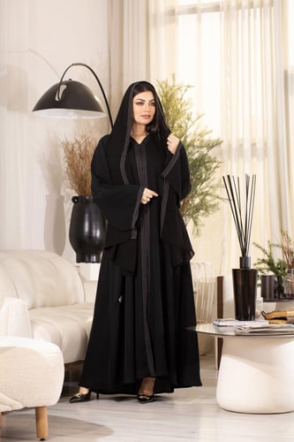 عباية اسود بتطريز ابيض وكسره من الخلف