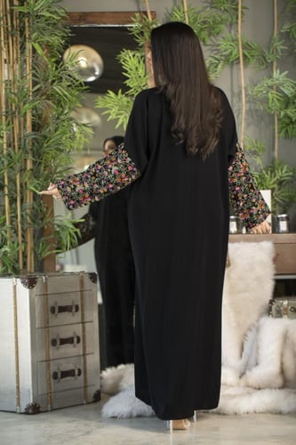 ‎عباية اسود باكمام مطرزه بالالوان