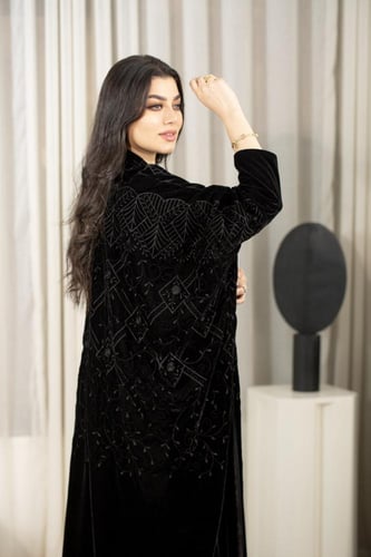 عباية بشت مخمل بتطريز اسود