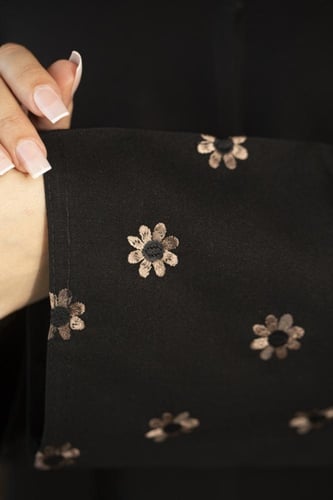 عباية اسود بتطريز ورد