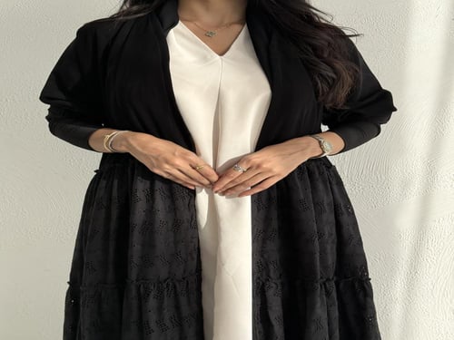 عباية كريب مع قماش مخرم