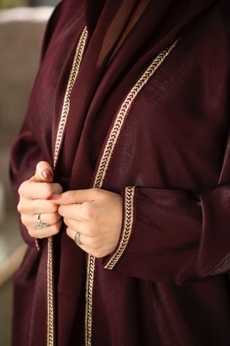 عباية بشت عنابي بكلفة ذهبي