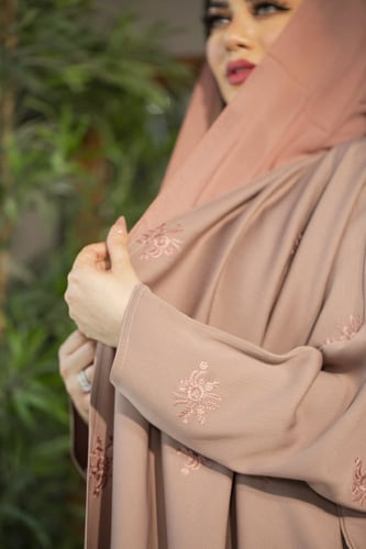 عباية وردي نص بشت بتطريز وردي