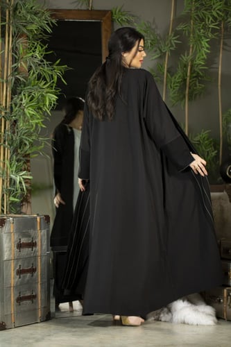 عباية اسود بتطريز ابيض