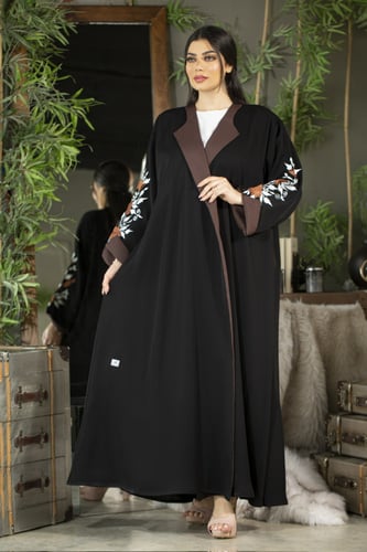 عباية اسود بتطريز ابيض وبني
