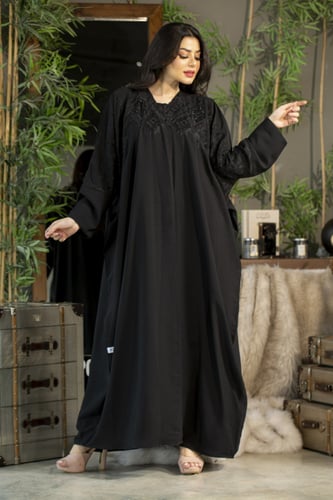 عباية اسود نص بشت بتطريز على الكتف