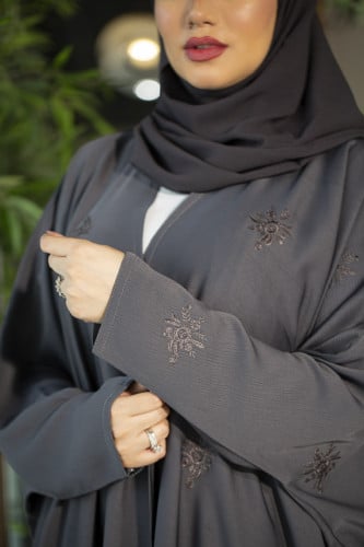 عباية رمادي نص بشت بتطريز رمادي