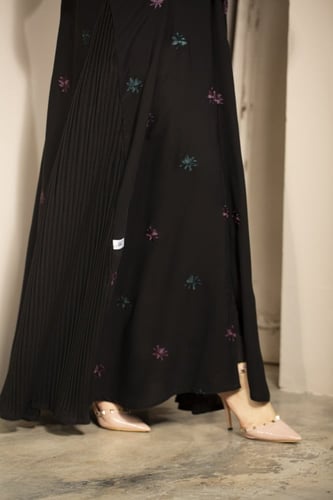 عباية اسود كلوش بتطريز ورد