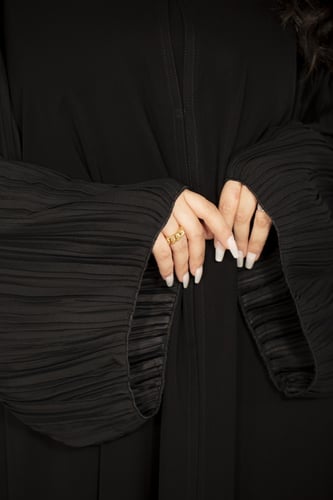 عباية اسود بتكسير بالاكمام