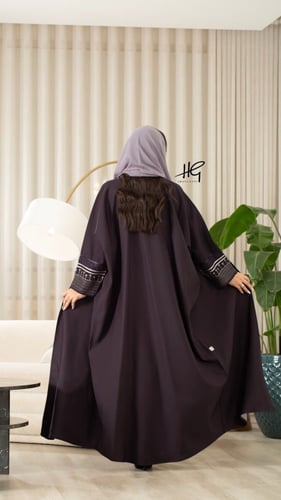 عباية نص بشت بأكمام مطرزة