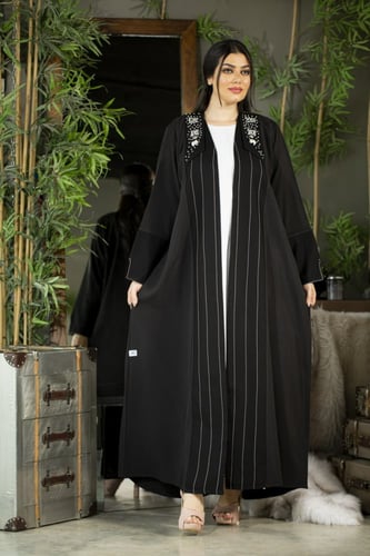 عباية اسود بتطريز ابيض