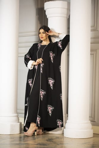 عباية اسود بتطريز وردي