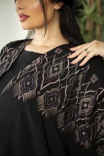 عباية كريب امريكي نص بشت بتطريز بني