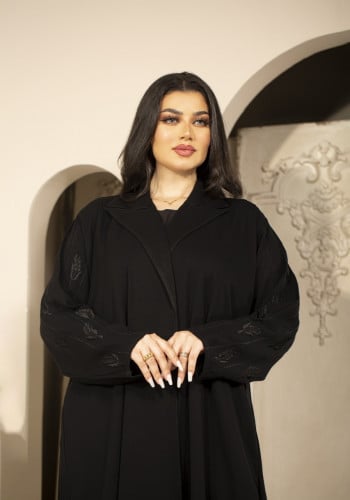 عباية اسود بياقة رسمية وكسرات خلفية