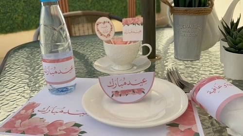 زينة سفرة العيد بألوان الزهور الوردية (ملف رقمي)