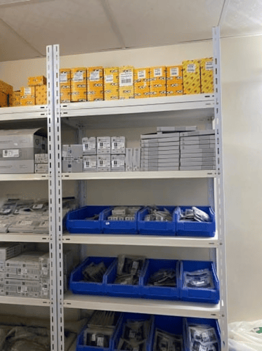 رفوف مسامير أبيض (ناصع) 40×90×200