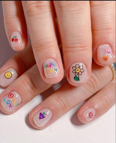 صبغ اظافر اطفال يدين