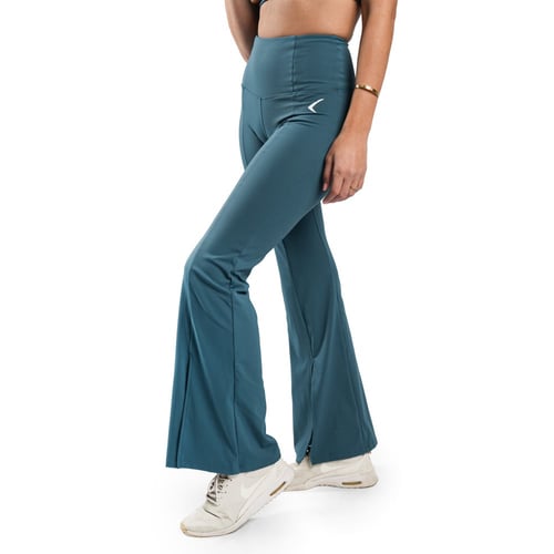 توب رياضي نسائي ازرق غامق يوفر الدعم والراحة أثناء...