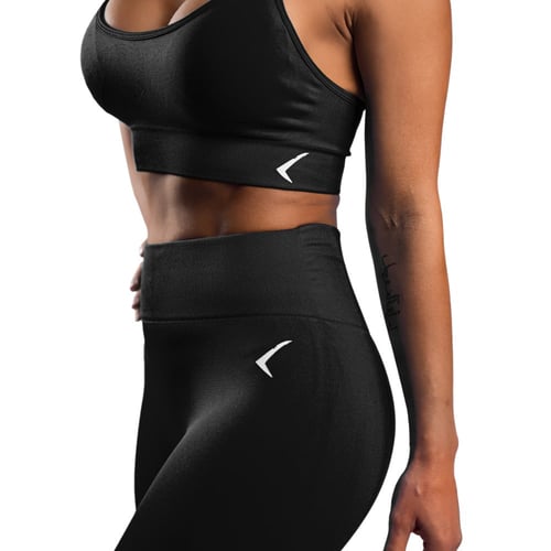 توب رياضي نسائي اسود يوفر الراحة