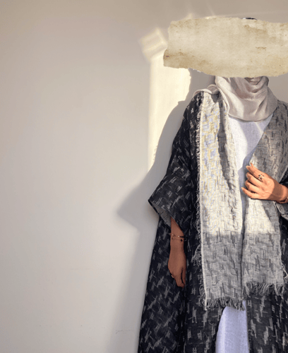 عباية لينن مع فستان لينن ابيض