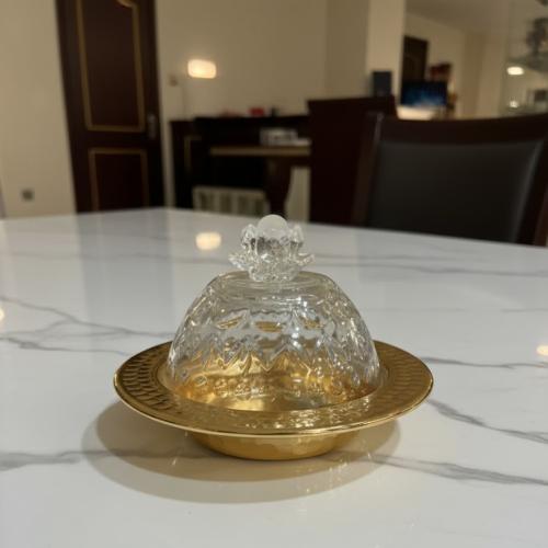تمرية معدن ذهبي بغطاء زجاج محجر