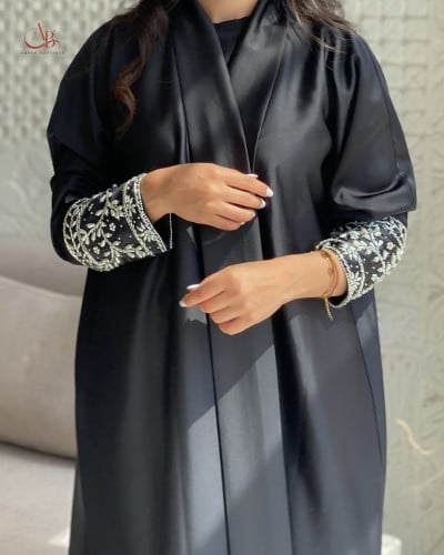 عباءة كريب تفتة شك باللؤلؤ في الأكمام