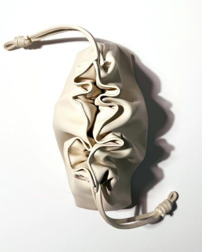 باتريك تا شنطة مكياج لون كريمي